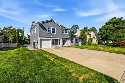 31 Sutton Hill Lane, Manhasset Hills, NY 11040 - Photo 3