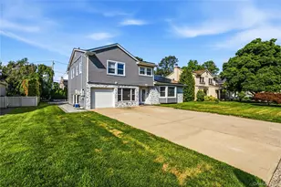 31 Sutton Hill Ln, Manhasset Hills, NY 11040 - Photo 3