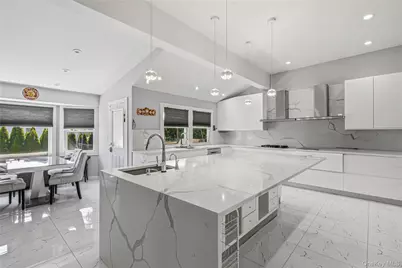 31 Sutton Hill Lane, Manhasset Hills, NY 11040 - Photo 9