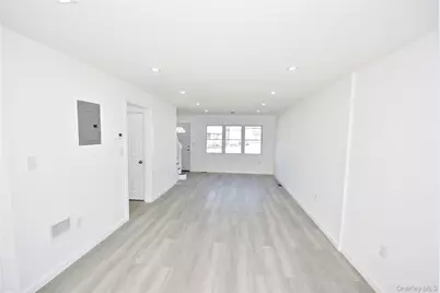 240 Columbus Parkway, Mineola, NY 11501 - Photo 3
