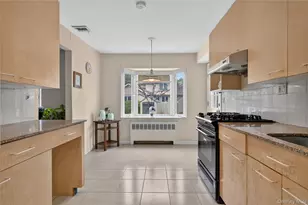 14 Holiday Park Dr, Williston Park, NY 11596 - Photo 7