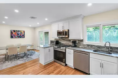 31 Bellwood Drive, New Hyde Park, NY 11040 - Photo 9