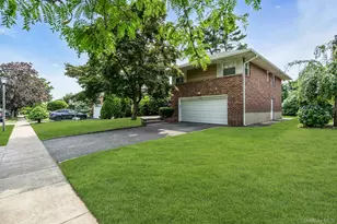 31 Bellwood Dr, New Hyde Park, NY 11040 - Photo 3