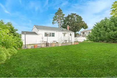 195 N Albany Avenue, Massapequa, NY 11758 - Photo 5