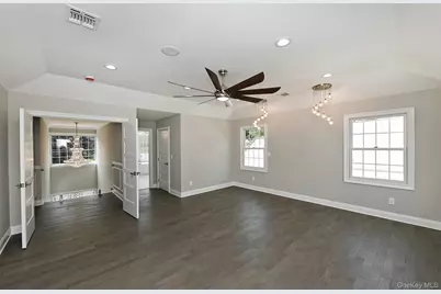127 Vanderbilt Avenue, Manhasset, NY 11030 - Photo 23