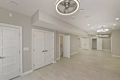 127 Vanderbilt Avenue, Manhasset, NY 11030 - Photo 33