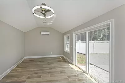 127 Vanderbilt Avenue, Manhasset, NY 11030 - Photo 35