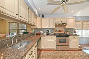 26 Mystic Cir, Bay Shore, NY 11706 - Photo 7