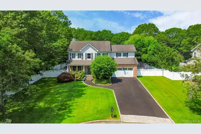 15 Victoria Court, Oakdale, NY 11769 - Photo 1