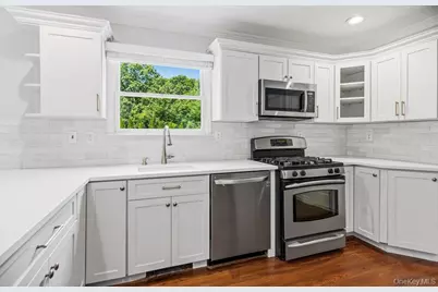 15 Victoria Court, Oakdale, NY 11769 - Photo 5