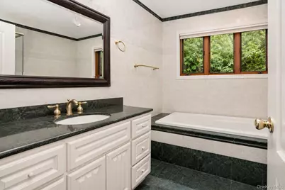 4 Pinewood Circle, White Plains, NY 10603 - Photo 15