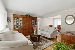 70 Birchwood Dr, New Hyde Park, NY 11040 - Photo 7