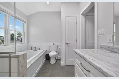 292 N Alleghany Avenue, Lindenhurst, NY 11757 - Photo 19