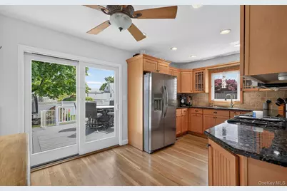 292 N Alleghany Avenue, Lindenhurst, NY 11757 - Photo 9