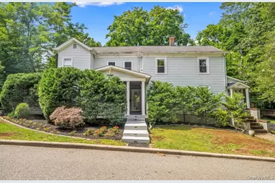 4 Potters Court, Great Neck, NY 11024 - Photo 1