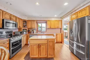 211 St Marks Pl, East Meadow, NY 11554 - Photo 7