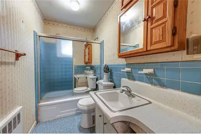 380 W Gates Avenue, Lindenhurst, NY 11757 - Photo 11