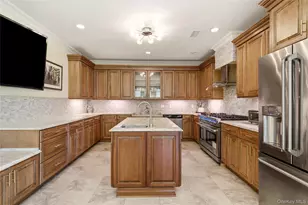 323 Baltustrol Cir, Roslyn, NY 11576 - Photo 15