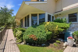 323 Baltustrol Cir, Roslyn, NY 11576 - Photo 3