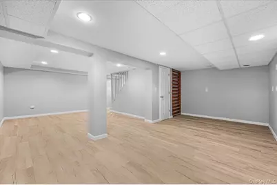 9 Tudor Road, Farmingdale, NY 11735 - Photo 19