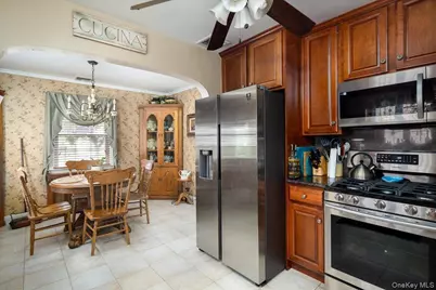 131 Euston Road S, West Hempstead, NY 11552 - Photo 17