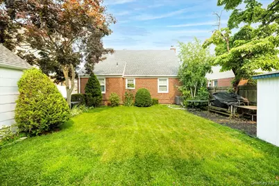 131 Euston Road S, West Hempstead, NY 11552 - Photo 23