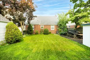 131 Euston Rd S, West Hempstead, NY 11552 - Photo 23
