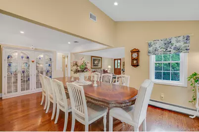 527 Brooklyn Boulevard, Brightwaters, NY 11718 - Photo 7