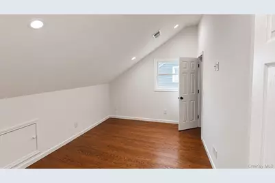 51 E Hollywood Avenue, Lindenhurst, NY 11757 - Photo 9