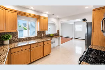 51 E Hollywood Avenue, Lindenhurst, NY 11757 - Photo 3