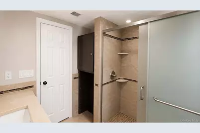 51 E Hollywood Avenue, Lindenhurst, NY 11757 - Photo 7