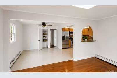 51 E Hollywood Avenue, Lindenhurst, NY 11757 - Photo 15