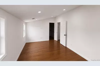51 E Hollywood Avenue, Lindenhurst, NY 11757 - Photo 11