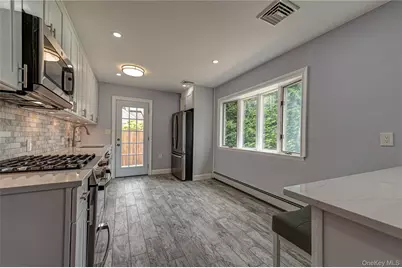 696 Peter Paul Drive, West Islip, NY 11795 - Photo 9