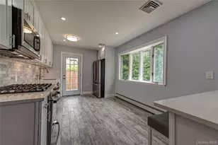 696 Peter Paul Dr, West Islip, NY 11795 - Photo 9