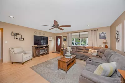 281 Thrift Street, Ronkonkoma, NY 11779 - Photo 9