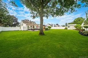 835 Pease Ln, West Islip, NY 11795 - Photo 5