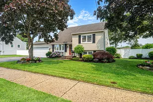 835 Pease Ln, West Islip, NY 11795 - Photo 3