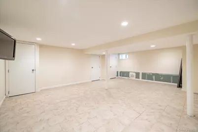 49 Roosevelt Court, Westbury, NY 11590 - Photo 19
