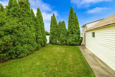 49 Roosevelt Court, Westbury, NY 11590 - Photo 21