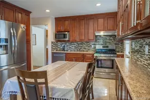 932 Cherry Ln, Floral Park, NY 11001 - Photo 5