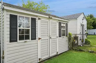 231 E Hampton Rd, Lindenhurst, NY 11757 - Photo 17