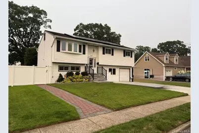 809 N Alleghany Avenue, Lindenhurst, NY 11757 - Photo 1