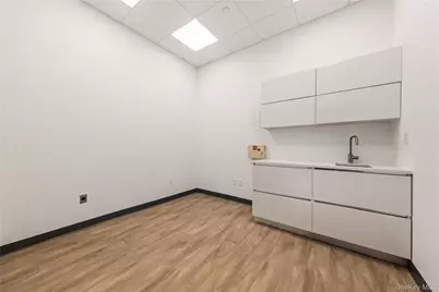 131-07 40th Road #E20, Flushing, NY 11354 - Photo 3