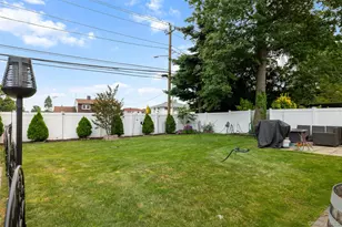 101 Blacksmith Rd E, Levittown, NY 11756 - Photo 19