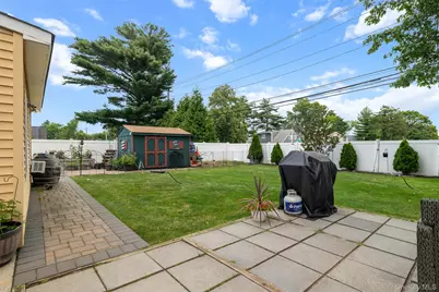 101 Blacksmith Road E, Levittown, NY 11756 - Photo 17