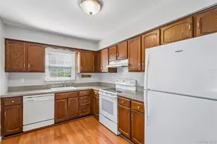 17 Parr Dr, Ronkonkoma, NY 11779 - Photo 9