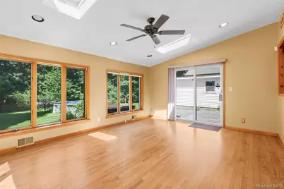 208 Woodhampton Drive, White Plains, NY 10603 - Photo 11