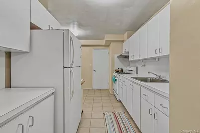 143-30 Roosevelt Avenue #3L, Flushing, NY 11354 - Photo 9