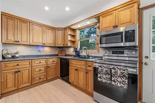371 Hewlett Ave, Patchogue, NY 11772 - Photo 3